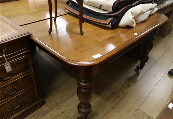 A Victorian mahogany extending dining table, with one spare leaf, 135cm wide